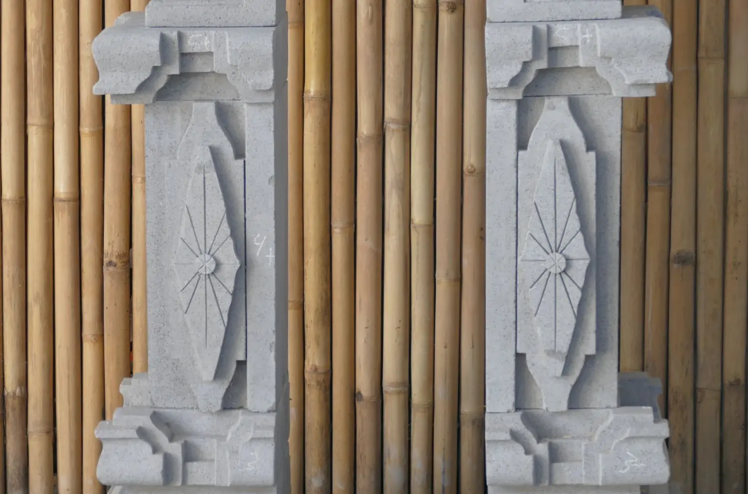  Product image 4 of the product “Balinese Gate, casted with Paras Stone. 2 Elements right and left. Total Height of 150cm. Mulitparted. ”